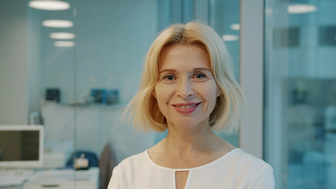 A woman inviting you to contact Edsby